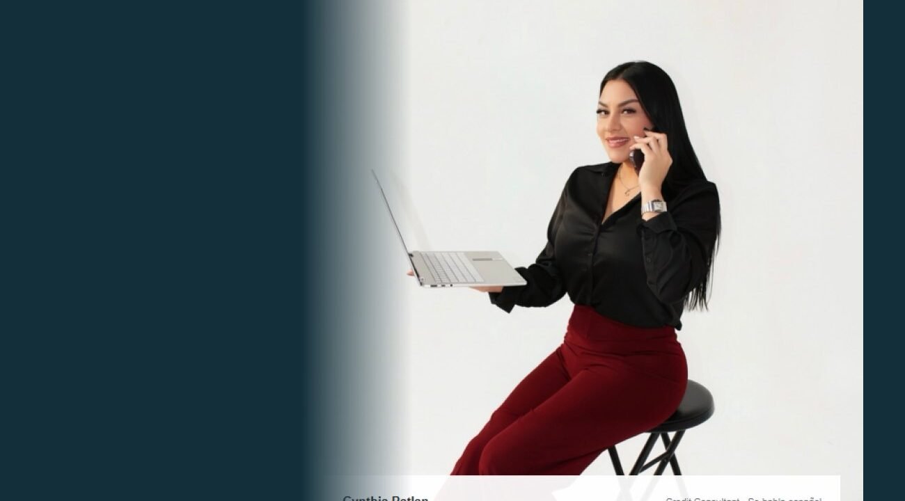 Cynthia Patlan of Credit Cindy with her laptop, from the website hero